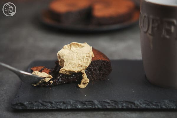 image 0 5 8 | Heute möchten wir uns noch einmal ganz offiziell bei allen lieben Menschen bedanken, die wir als Gäste bei uns zu Hause zu den 6 Kenwood Küchenparties begrüßen durften. Ganz recht ..! Wir haben schon 6 Küchenparties gefeiert. Das heißt 6 Monate durften wir quasi als Botschafter für die Cooking Chef auftreten. Es hat uns einen riesigen Spaß bereitet, denn jedes Thema, das uns vorgegeben wurde, hat uns mit dem jeweiligen Team kreativ werden lassen, um tolle Rezepte zu entwickeln. 6 Monate, in denen wir fremde und so unglaublich nette Menschen kennen lernen durften - jede Truppe war eine unglaublich tolle Zusammenstellung und in dieser einzigartig. 6 Monate, in denen wir unsere Küchenmaschine noch ein Stückchen besser kennen lernen konnten - mehr schätzen zu lernen war schwer, denn sie war schon ein Teil, den wir uns nicht weg denken konnten, bevor wir für die Parties angefragt waren ..!