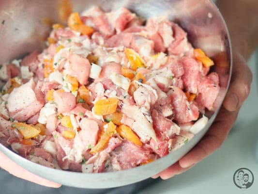 Bratwurst mit Aprikose & Bacon 3 image 0 6 9 | In unserem letzten Beitrag haben wir euch ja schon angedeutet, dass wir wieder gewurstet haben. Das macht einfach soviel Spaß, denn wenn ihr eure Bratwurst selber zubereitet, ist eurer Fantasie einfach keine Grenze gesetzt. Beim Metzger eures Vertrauens gibt es zwar gute und leckere Würste zu kaufen, gar keine Frage, aber letztendlich ist es doch oft der Standard, den nicht zu speziell ist.