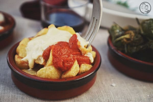 Patatas Bravas (Papas Bravas) 4 image 0 8 8 6 | Da ihr ja wisst, welche Stadt unsere Traumstadt ist, könnt ihr euch auch vorstellen, dass wir Barcelona nicht verlassen können, ohne in eine gute Tapas Bar gegangen zu sein. Es ist einfach immer wieder fantastisch, sich in eine Bar zu setzen und zum Bier oder Wein die ein oder andere Portion der leckeren Tapas zu bestellen und gesellig zu schlemmen.