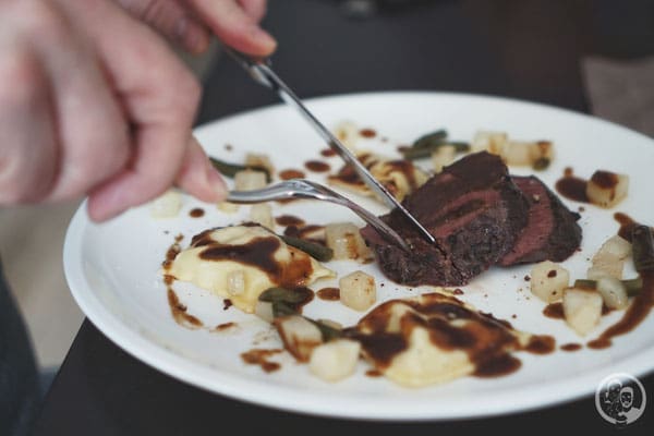 image 1 4 4 8 | Unter dem Motto "Food.Blog.Friends" haben wir zusammen mit Theres & Benni von Gernekochen und Maja von Moeyskitchen&nbsp;für euch unser diesjähriges Herbstdinner gekocht.&nbsp;Dabei war&nbsp;jeder von uns für einen Part des Menüs zuständig. Wir für den Hauptgang.