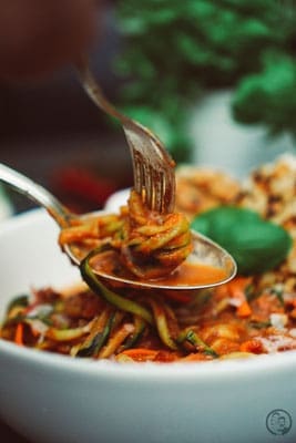 image 1 6 8 8 | Mit den Vorsätzen ist es ja immer so eine Sache. Man fasst sie, dann sind sie schnell wieder verworfen und wer braucht schon so etwas fürs neue Jahr?! Wir haben uns jetzt einen Vorsatz gefasst und daher gibt es bei uns in nächster Zeit auch mal wieder etwas leichtere Küche; wie zum Beispiel diese leckeren Zoodles in Tomaten-Ricotta-Sauce mit Hähnchenfleisch.