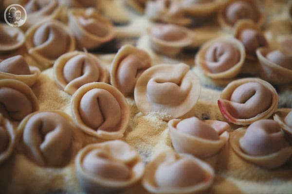 Rote Bete Tortellini 3 image 1 8 8 7 | Es ist jetzt schon eine ganze Zeit her, aber ihr werdet euch bestimmt noch daran erinnern, dass wir zusammen mit einigen lieben Bloggerfreunden ein kleines Event „Food.Blog.House.“ in der Nähe von Berlin veranstaltet haben. Dabei ging es in erster Linie darum, mit tollen Produkten und Lebensmitteln, gemeinsam mit diesen Freunden zu kochen und zu backen. Natürlich haben wir danach auch alles zusammen verputzt - wobei wir schon manchmal darüber nachgedacht hatten, die Nachbarn oder das ganze Dorf einzuladen. Aber dazu hätten dann die Sitzplätze im Haus doch nicht gereicht.
