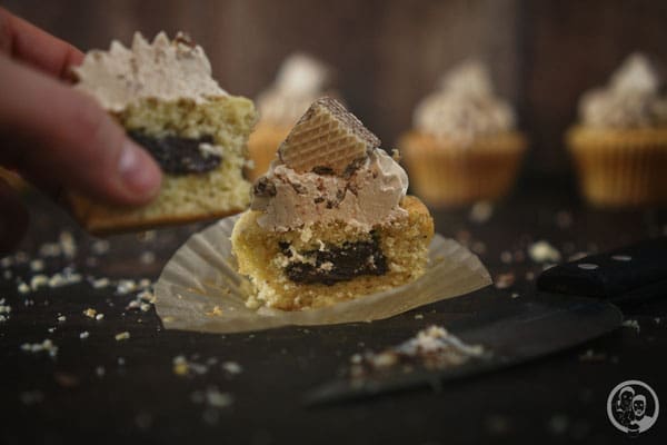 image 1 9 2 3 | Diese leckeren Cupcakes, die wir euch heute vorstellen, haben wir schon vor einiger Zeit gebacken. Genau gesagt, um Karneval herum. Zu diesem Zeitpunkt hat die liebe Simone von "Aus der Lameng" ihren 1. Bloggeburtstag gefeiert. Wir beide kannten sie ja eigentlich noch gar nicht so lange.  Aber da wir ja einer der 9 Gastgeber der Kenwood Küchenparty 2.0 waren und Simone im Dezember bei uns zu Gast war, konnten wir sie auch gleich persönlich kennen lernen. Die Party war ein echter Knaller. Tolle Gäste, wie davor und danach auch immer und dadurch auch immer ganz viel Spaß beim Zubereiten der Leckereien, die wir uns vorher gemeinsam ausgedacht hatten.