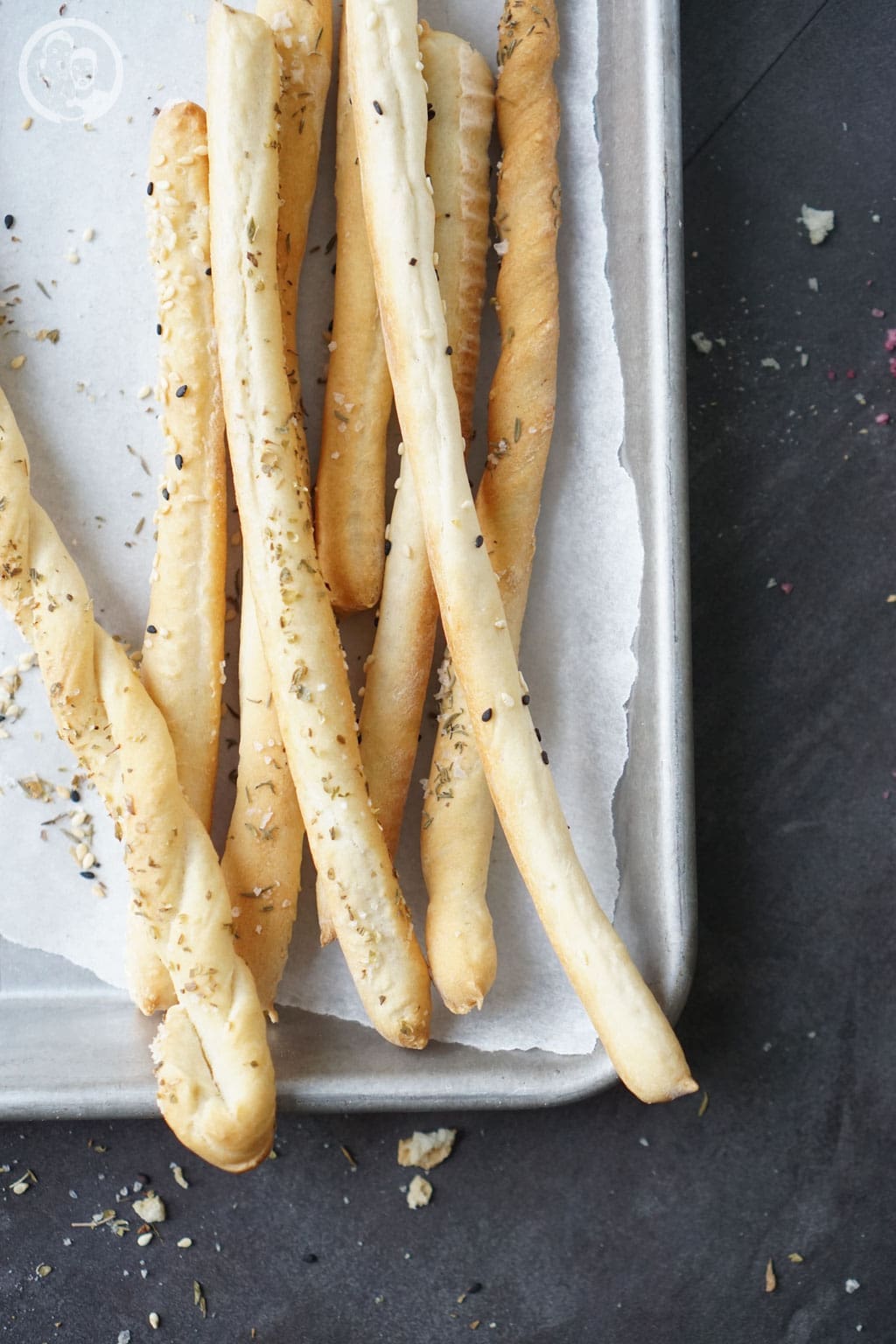 Grissini 4 image 1 9 3 5 | Wir kommen eigentlich selten mit leeren Händen, wenn wir bei Freunden eingeladen sind. So auch vor einigen Wochen bei lieben Freunden in Torstens Heimat. Es sollte nichts Großes sein, sondern eher was zum Snacken. Daher die perfekte Gelegenheit, endlich mal Grissini selbst zu machen. Das ist nämlich ganz easy und geschmacklich echt ein Highlight.