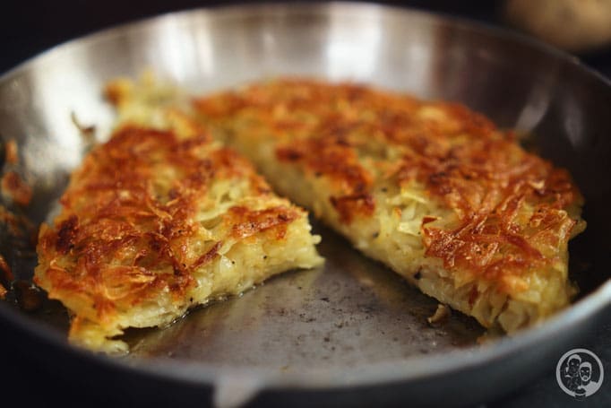 image 2 0 2 2 | Ihr wisst ja, dass wir schon immer echte Frühstückfans sind. Dabei darf es gerne auch einmal britisches oder amerikanisches Frühstück sein. Pancakes, Ham und Baked Beans sind da ein gern gesehener Gast auf unserem Teller. Und manchmal gehört da auch etwas leckeres aus Kartoffel dazu …