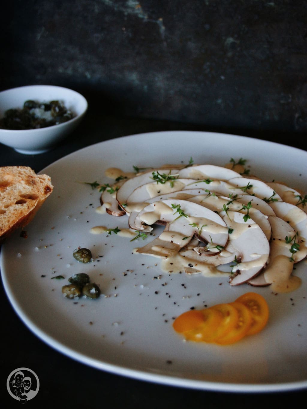 Carpaccio vom Champignon 6 image 2 1 4 | Es ist wieder einmal Zeit für eine Leckerei, die ihr als Vorspeise für euer nächstes Familientreffen einplanen könnt. Auf den Grundgedanken für unser Rezept ist Torstens Mutter gekommen, als sie die Familie zu einem Feiertag alle zusammen versammelt hatte. Und da sie da genauso tickt, wie wir beide, reicht es natürlich nicht, einfach nur ein leckeres Gericht, sondern mindestens ein 3-Gänge Menü auf die Beine zu stellen.