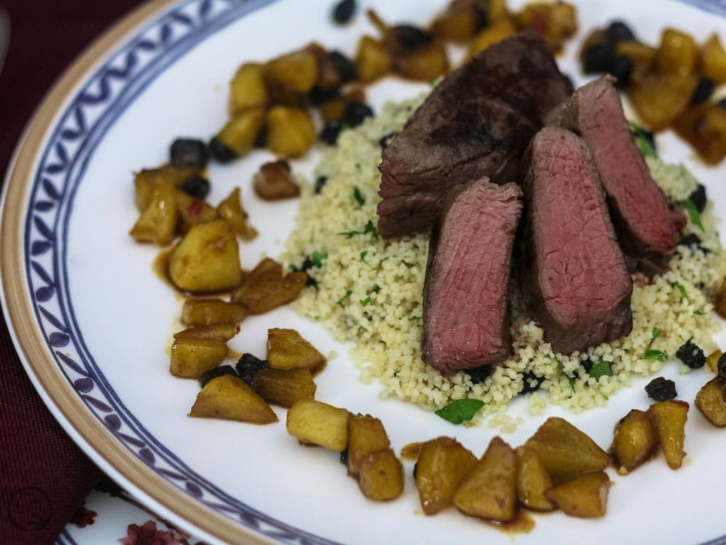 Confierte Lamm- Medaillons 7 image 2 1 6 | Solltet ihr noch Last-Minute auf der Suche nach einem Festtagsgericht für die Feiertage sein, dann ist dieses Rezept vielleicht genau das Richtige für euch!