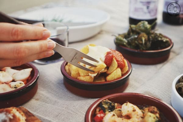 Patatas Bravas (Papas Bravas) 3 image 2 3 1 7 | Da ihr ja wisst, welche Stadt unsere Traumstadt ist, könnt ihr euch auch vorstellen, dass wir Barcelona nicht verlassen können, ohne in eine gute Tapas Bar gegangen zu sein. Es ist einfach immer wieder fantastisch, sich in eine Bar zu setzen und zum Bier oder Wein die ein oder andere Portion der leckeren Tapas zu bestellen und gesellig zu schlemmen.
