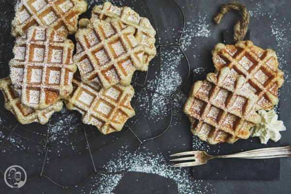image 2 6 1 | So lange hatte sich Torsten ein Waffeleisen gewünscht, in dem man belgische Waffeln zubereiten kann ... Das geht nämlich nicht mit unserem normalen Herz-Waffeleisen. Dafür ist der Teig zu dick, da er mit Hefe angesetzt wird. Vorletztes Weihnachten war es dann ja endlich so weit und er hat eines bekommen. Aber wie das dann immer so geht,  ist der Teig für die "schnellen" Waffeln, die wir zum Beispiel mit Omas altem Rezept so gerne backen, viel fixer gemacht, als einen Teig erst einmal 1 Stunde lang gehen zu lassen ;-).