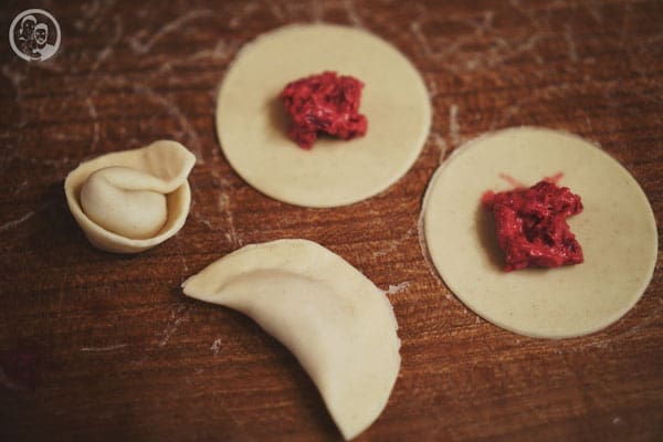 Rote Bete Tortellini 2 image 2 7 5 | Es ist jetzt schon eine ganze Zeit her, aber ihr werdet euch bestimmt noch daran erinnern, dass wir zusammen mit einigen lieben Bloggerfreunden ein kleines Event „Food.Blog.House.“ in der Nähe von Berlin veranstaltet haben. Dabei ging es in erster Linie darum, mit tollen Produkten und Lebensmitteln, gemeinsam mit diesen Freunden zu kochen und zu backen. Natürlich haben wir danach auch alles zusammen verputzt - wobei wir schon manchmal darüber nachgedacht hatten, die Nachbarn oder das ganze Dorf einzuladen. Aber dazu hätten dann die Sitzplätze im Haus doch nicht gereicht.
