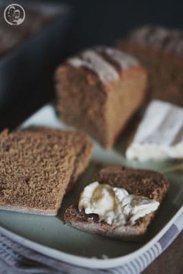 Mangbrot 2 image 2 9 7 0 | Jetzt wollen wir euch aber erst einmal unser neues Brotrezept zeigen. Es ist ein zwar nicht originales, aber immerhin ein Mangbrot. Wir haben einfach den Anteil an Weizenmehl weg gelassen und sind ganz beim Roggenmehl geblieben. Mangbrot ist eines der Brote, die bei Torsten zu Hause ganz viele Jahre lang eigentlich immer in der Küche zu finden waren. Sein Stiefvater Rolf, der kein begnadeter Koch ist, sondern eher andere Fähigkeiten hat, verschlang es früher förmlich ..! Ganz frisch vom Bäcker und mit einer dicken Schicht Butter bestrichen. Und um ehrlich zu sein, haben wir das bei unserem eigenen Mangbrot auch ausprobiert und waren begeistert.