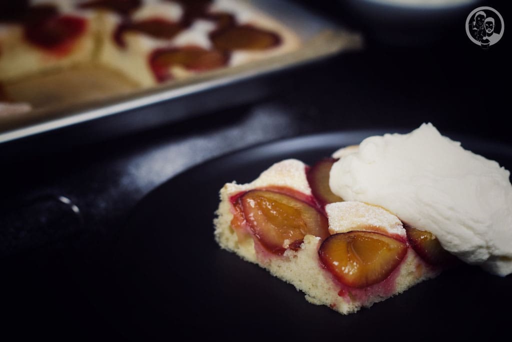 image 3 1 2 | Was gibt's Schöneres für uns, als uns an einem leicht ungemütlichen Sonntag Nachmittag in die Küche zu stellen und irgendetwas zu backen?! Irgendetwas war in diesem Fall allerdings eher notwendig, denn wir hatten noch Zwetschgen im Kühlschrank, die unbedingt verarbeitet werden mussten. Das hat auch ein wenig etwas von früher ... gemeinsam mit Mama oder Oma am Sonntag backen. Ein absolutes Wochenhighlight für uns beide als wir noch junge Hüpfer waren.