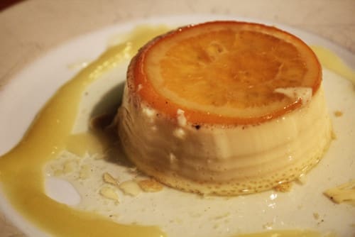 Karamellisierte Orangencreme 2 image 3 2 4 | Wasserbad: Ein Küchentuch auf den Boden eines Backbleches legen, soviel Wasser hineingeben bis die Förmchen zur Hälfte im Wasser stehen. Das Tuch sorgt dafür, dass die Förmchen nicht rutschen.