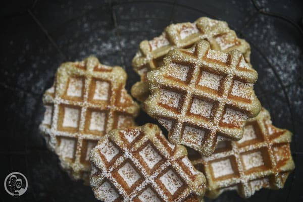 image 3 5 6 9 | So lange hatte sich Torsten ein Waffeleisen gewünscht, in dem man belgische Waffeln zubereiten kann ... Das geht nämlich nicht mit unserem normalen Herz-Waffeleisen. Dafür ist der Teig zu dick, da er mit Hefe angesetzt wird. Vorletztes Weihnachten war es dann ja endlich so weit und er hat eines bekommen. Aber wie das dann immer so geht,  ist der Teig für die "schnellen" Waffeln, die wir zum Beispiel mit Omas altem Rezept so gerne backen, viel fixer gemacht, als einen Teig erst einmal 1 Stunde lang gehen zu lassen ;-).