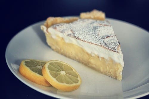 image 3 6 0 | Zuerst macht ihr den Mürbeteig. Heizt den Ofen auf 185° Ober/Untehitze (Heißluft 170°) vor. Dazu verknetet ihr einfach alle Zutaten zu einem homogenen Teig, entweder mit den Händen oder einem Knethaken. Den Teig wickelt ihr in Frischhaltefolie und legt in für min. 45 Minuten in den Kühlschrank.