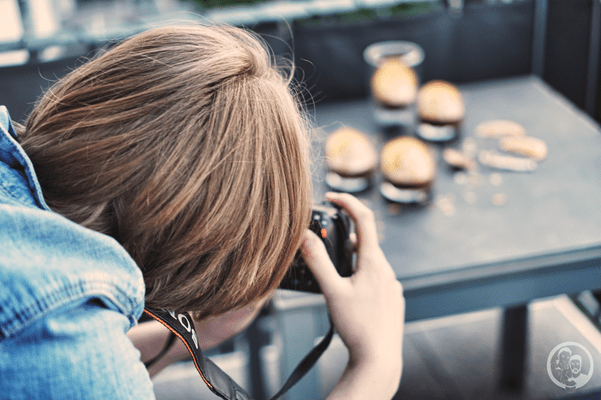 Orangenganache mit Marzipanmousse 3 image 4 1 7 | Heute sind wir auf der Ambienten in Frankfurt unterwegs. Eigentlich schon seit gestern. Zusammen mit Theres und Benni von Gernekochen haben wir uns gestern morgen auf den Weg in die Main-Metropole gemacht, um auf der Messe Neuheiten zu entdecken, die wir künftig in unserer Küche vielleicht einsetzen können. Eigentlich ein ganz unpassender Zeitpunkt, denn wir beide sind gar nicht in der Lage, viel mit den Ausstellern zu sprechen, da wir erkältet sind und seit Kurzem unsere Stimme manchmal komplett versagt ;-).