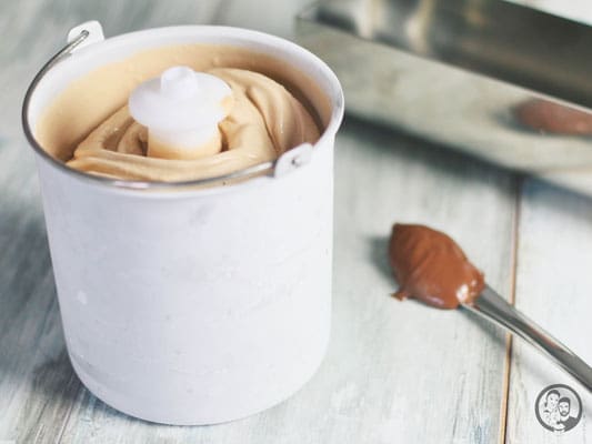 image 4 5 2 | Das Rezept für die dritte Eissorte, die wir der Emma zum testen gegeben haben, hat sich eigentlich von ganz alleine erklärt. Wir sind große Fans von Nussnougatcreme. Wir haben allerdings so gut, wie nie ein Glas von dem leckeren Brotaufstrich zu Hause. Und das ist auch gut so!!