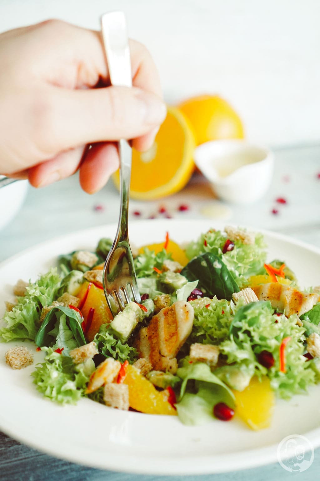 image 4 6 7 4 | Nachdem wir euch letzte Woche das&nbsp;Rezept für&nbsp;unsere leckeren Kokosecken vorgestellt haben, die wir auch jetzt gerne nochmal auf dem Teller liegen haben würden, stellen wir euch heute wieder ein herzhaftes Rezept vor. Allerdings stimmt das nicht ganz, denn wie der Name schon sagt, ist ein Salat mit Orangendressing nicht wirklich nur herzhaft.