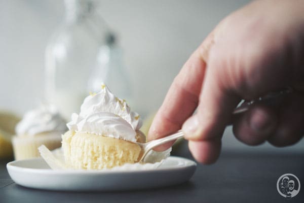 image 4 7 3 4 | Als wir damit angefangen haben, für Freunde unsere Rezepte aufzuschreiben und uns dann später überlegten, wir könnten diese Rezepte ja auch an viel mehr Leser weiter geben, waren sehr viele davon gebackene Leckereien. Cupcakes, Kuchen oder auch Torten. Das aller erste, das wir überhaupt gezeigt haben, waren unsere Schokocupcakes mit Erdbeer- und Vanilletopping (verrückt, wie wir damals unsere Rezepte geschrieben haben ...!).