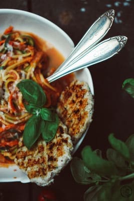 image 4 9 0 | Mit den Vorsätzen ist es ja immer so eine Sache. Man fasst sie, dann sind sie schnell wieder verworfen und wer braucht schon so etwas fürs neue Jahr?! Wir haben uns jetzt einen Vorsatz gefasst und daher gibt es bei uns in nächster Zeit auch mal wieder etwas leichtere Küche; wie zum Beispiel diese leckeren Zoodles in Tomaten-Ricotta-Sauce mit Hähnchenfleisch.