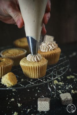 image 4 9 4 6 | Diese leckeren Cupcakes, die wir euch heute vorstellen, haben wir schon vor einiger Zeit gebacken. Genau gesagt, um Karneval herum. Zu diesem Zeitpunkt hat die liebe Simone von "Aus der Lameng" ihren 1. Bloggeburtstag gefeiert. Wir beide kannten sie ja eigentlich noch gar nicht so lange.  Aber da wir ja einer der 9 Gastgeber der Kenwood Küchenparty 2.0 waren und Simone im Dezember bei uns zu Gast war, konnten wir sie auch gleich persönlich kennen lernen. Die Party war ein echter Knaller. Tolle Gäste, wie davor und danach auch immer und dadurch auch immer ganz viel Spaß beim Zubereiten der Leckereien, die wir uns vorher gemeinsam ausgedacht hatten.