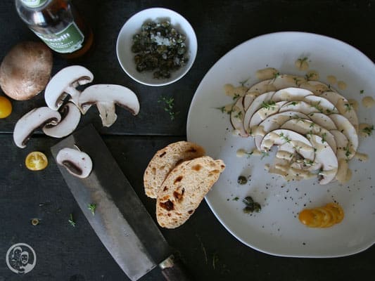 Carpaccio vom Champignon 5 image 6 1 | Es ist wieder einmal Zeit für eine Leckerei, die ihr als Vorspeise für euer nächstes Familientreffen einplanen könnt. Auf den Grundgedanken für unser Rezept ist Torstens Mutter gekommen, als sie die Familie zu einem Feiertag alle zusammen versammelt hatte. Und da sie da genauso tickt, wie wir beide, reicht es natürlich nicht, einfach nur ein leckeres Gericht, sondern mindestens ein 3-Gänge Menü auf die Beine zu stellen.