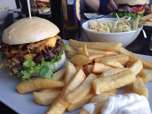 image 6 2 2 4 | Der letzte Teil unseres Burger-Contest war wieder in der Südstadt. Diesmal haben wir den Südstadt-Burger in der Merowinger ausprobiert.