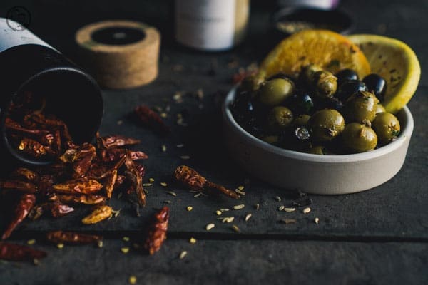 image 6 2 3 | Vor 2 Wochen durften wir beide, 15 Gästen in einem Gewürz-Kontor bekochen. Wir haben uns als Thema für den Genussabend "Spanischer Abend" überlegt und einige Köstlichkeiten, wie z.B. unsere Albóndigas zubereitet. Aber als Starter sollte auch ein neues Rezept ausprobiert werden. Also haben wir Gewürz-Oliven zubereitet. Hier bringen die tollen Gewürze  und fruchtige Orangen- und Zitronenscheiben das Aroma der Oliven zur Höchstleistung.