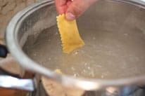 Ravioli mit Salsiccia-Ricotta Füllung 5 image 6 4 6 | Serviert sie nun mit der Tomatensauce und einem Ciabatta. Dazu passt perfekt ein Chianti Classico oder ein anderer italienischer Rotwein.