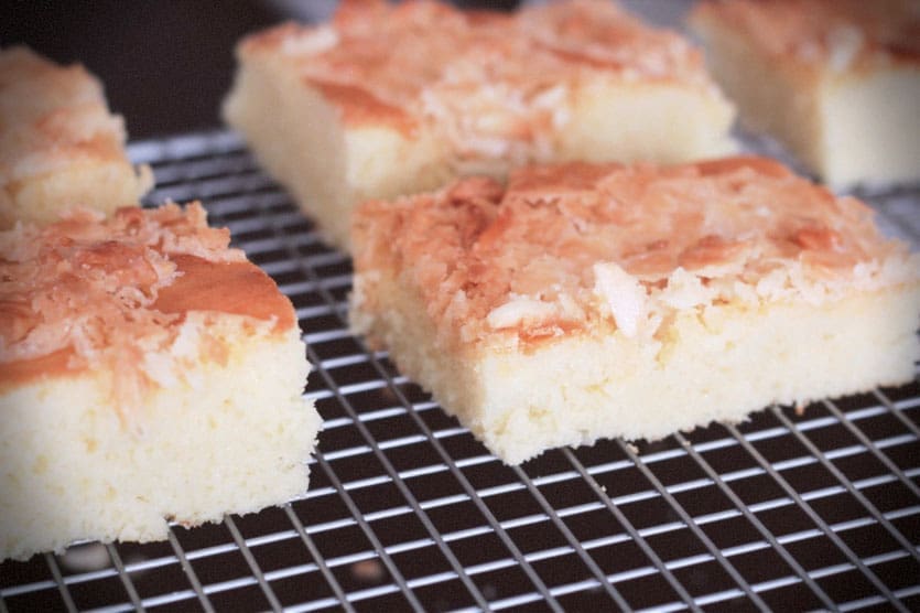 image 6 5 6 7 | Wer das Verteilen der Mandelmasse ein wenig vereinfachen möchte, kann gerne anstelle der Stifte, Mandelblättchen benutzen. Die lassen sich ein wenig leichter auf dem heißen Teig verteilen.