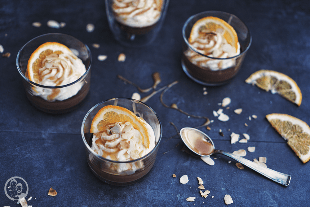 Orangenganache mit Marzipanmousse 1 image 6 6 | Heute sind wir auf der Ambienten in Frankfurt unterwegs. Eigentlich schon seit gestern. Zusammen mit Theres und Benni von Gernekochen haben wir uns gestern morgen auf den Weg in die Main-Metropole gemacht, um auf der Messe Neuheiten zu entdecken, die wir künftig in unserer Küche vielleicht einsetzen können. Eigentlich ein ganz unpassender Zeitpunkt, denn wir beide sind gar nicht in der Lage, viel mit den Ausstellern zu sprechen, da wir erkältet sind und seit Kurzem unsere Stimme manchmal komplett versagt ;-).