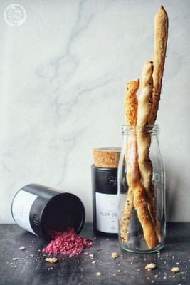 Grissini 2 image 6 7 8 | Wir kommen eigentlich selten mit leeren Händen, wenn wir bei Freunden eingeladen sind. So auch vor einigen Wochen bei lieben Freunden in Torstens Heimat. Es sollte nichts Großes sein, sondern eher was zum Snacken. Daher die perfekte Gelegenheit, endlich mal Grissini selbst zu machen. Das ist nämlich ganz easy und geschmacklich echt ein Highlight.