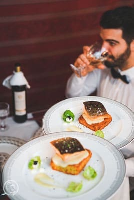 image 7 0 3 6 | Torsten ist ja schon von kleinauf ein totaler Fan der Edgar Wallace oder Agatha Christie Filmklassiker. Ob Joachim Fuchsberger als Kommissar bei Scottland Yard, Margaret Rutherford als Miss Marple oder der unvergessliche Sir Peter Ustinov, der in einigen Filmen, den belgischen Detektiv Hercule Poirot darstellen durfte. Sie alle gehören zu Torstens Kindheit. Sascha ist da immer eher zurückhaltend, wenn es darum geht, gemeinsam einen solchen Klassiker zu schauen.