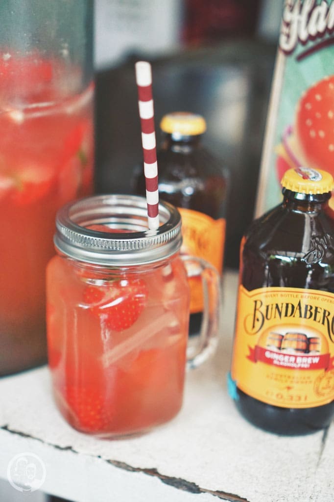 Erdbeer-Rhabarber Bowle 3 image 7 1 5 7 | ... wir haben auch eine Torte gebacken, aber in erster Linie wollten wir ein Getränk mitbringen … um genauer zu sein, es sollte eine Bowle werden.