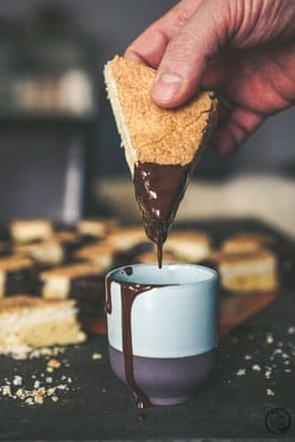 image 7 5 5 0 | Da Torsten Geburtstag hatte, haben wir letztes Wochenende für seine Kollegen einige Leckereien zubereitet. Ich glaube, da freuen die sich das ganze Jahr drauf und es wurden auch direkt ein paar Wünsche geäußert. Unsere Pizzaschnecken durften auf keinen Fall fehlen, Hackbällchen wurden auch geordert und außerdem die berühmte Donauwelle nach dem Rezept von meiner Mutter. Aber wir lassen es uns dann ja auch nicht nehmen, ebenfalls etwas noch Unbekanntes mitzubringen! Also kamen diese super leckeren Kokosecken mit hinzu und die waren der Hit im Büro.