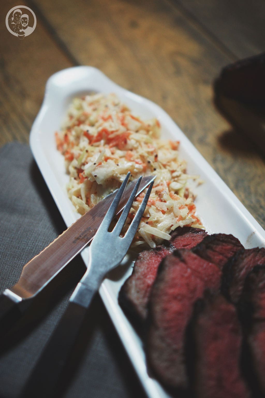 Coleslaw 4 image 7 8 8 | Vor 2 Wochen haben wir uns gemeinsam mit einigen genauso verrückten Bloggerpärchen in die Pampa nach Schöneiche b. Berlin zurück gezogen. Warum? Einfach um gemeinsam von morgens bis spät abends in der Küche oder am Grill zu stehen und neue Rezepte auszuprobieren. Natürlich ohne uns vorher darüber Gedanken gemacht zu haben, was wir denn eigentlich kochen wollen. Dabei hat uns nicht Big Brother beobachtet, sondern wir haben uns selber immer gegenseitig beim Kochen und Backen gefilmt. Einige von euch werden das bestimmt auf Instagram und Facebook verfolgt haben.