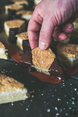 image 7 9 3 | Da Torsten Geburtstag hatte, haben wir letztes Wochenende für seine Kollegen einige Leckereien zubereitet. Ich glaube, da freuen die sich das ganze Jahr drauf und es wurden auch direkt ein paar Wünsche geäußert. Unsere Pizzaschnecken durften auf keinen Fall fehlen, Hackbällchen wurden auch geordert und außerdem die berühmte Donauwelle nach dem Rezept von meiner Mutter. Aber wir lassen es uns dann ja auch nicht nehmen, ebenfalls etwas noch Unbekanntes mitzubringen! Also kamen diese super leckeren Kokosecken mit hinzu und die waren der Hit im Büro.