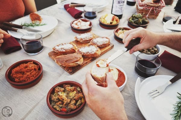 Patatas Bravas (Papas Bravas) 6 image 8 4 2 6 | Da ihr ja wisst, welche Stadt unsere Traumstadt ist, könnt ihr euch auch vorstellen, dass wir Barcelona nicht verlassen können, ohne in eine gute Tapas Bar gegangen zu sein. Es ist einfach immer wieder fantastisch, sich in eine Bar zu setzen und zum Bier oder Wein die ein oder andere Portion der leckeren Tapas zu bestellen und gesellig zu schlemmen.