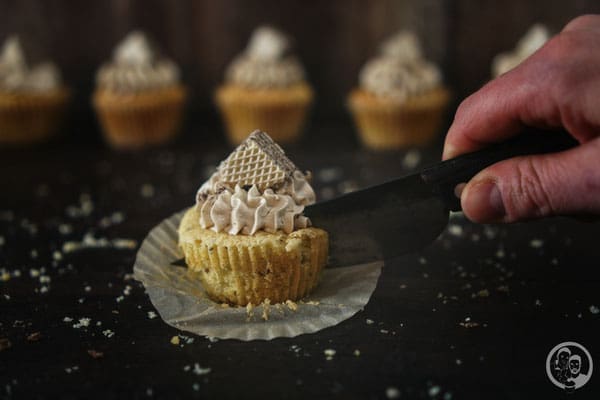 image 8 6 5 2 | Diese leckeren Cupcakes, die wir euch heute vorstellen, haben wir schon vor einiger Zeit gebacken. Genau gesagt, um Karneval herum. Zu diesem Zeitpunkt hat die liebe Simone von "Aus der Lameng" ihren 1. Bloggeburtstag gefeiert. Wir beide kannten sie ja eigentlich noch gar nicht so lange.  Aber da wir ja einer der 9 Gastgeber der Kenwood Küchenparty 2.0 waren und Simone im Dezember bei uns zu Gast war, konnten wir sie auch gleich persönlich kennen lernen. Die Party war ein echter Knaller. Tolle Gäste, wie davor und danach auch immer und dadurch auch immer ganz viel Spaß beim Zubereiten der Leckereien, die wir uns vorher gemeinsam ausgedacht hatten.