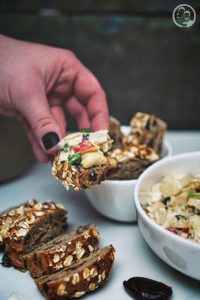 image 8 6 6 7 | Nachdem wir ja nun endlich ein Wort dafür kennen, was&nbsp;wir eh&nbsp;schon immer so gerne mit unseren Freunden und der Familie tun, nämlich&nbsp;gemeinsam und gemütlich beisammen sitzen, ein paar Snacks zum Wein reichen und erzählen, was gerade so los ist, “aperölen” wir nun nochmal so gerne …