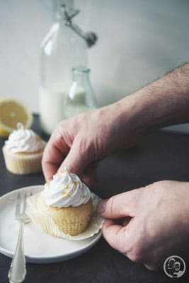 image 8 6 6 | Als wir damit angefangen haben, für Freunde unsere Rezepte aufzuschreiben und uns dann später überlegten, wir könnten diese Rezepte ja auch an viel mehr Leser weiter geben, waren sehr viele davon gebackene Leckereien. Cupcakes, Kuchen oder auch Torten. Das aller erste, das wir überhaupt gezeigt haben, waren unsere Schokocupcakes mit Erdbeer- und Vanilletopping (verrückt, wie wir damals unsere Rezepte geschrieben haben ...!).