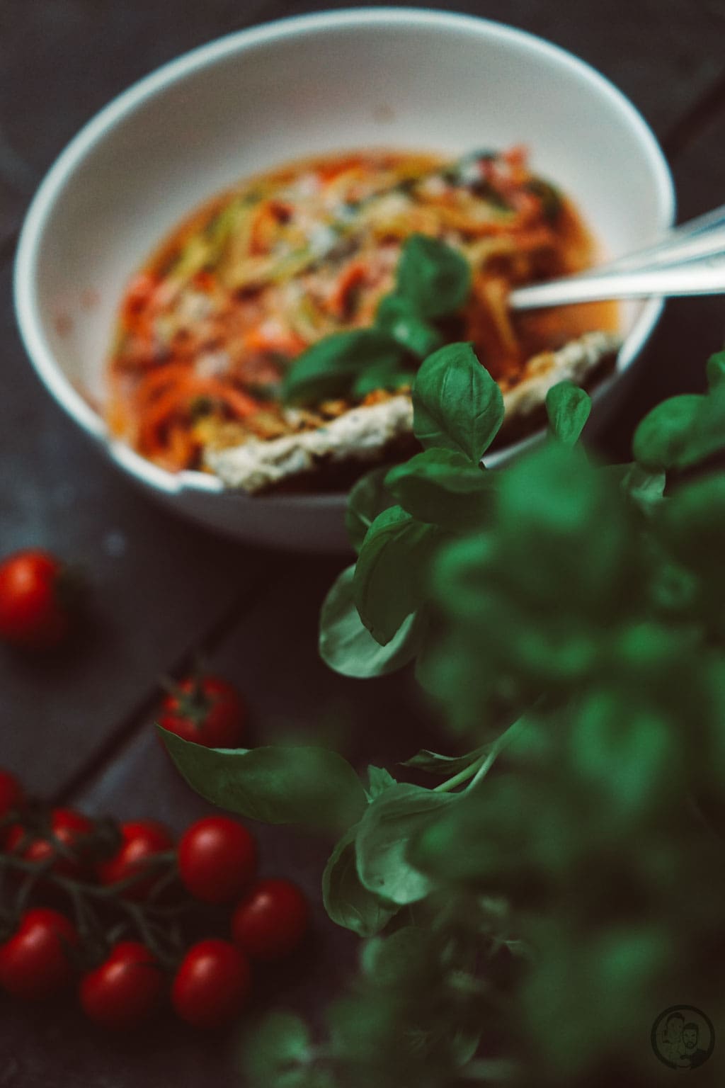 image 8 6 7 | Mit den Vorsätzen ist es ja immer so eine Sache. Man fasst sie, dann sind sie schnell wieder verworfen und wer braucht schon so etwas fürs neue Jahr?! Wir haben uns jetzt einen Vorsatz gefasst und daher gibt es bei uns in nächster Zeit auch mal wieder etwas leichtere Küche; wie zum Beispiel diese leckeren Zoodles in Tomaten-Ricotta-Sauce mit Hähnchenfleisch.