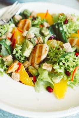 image 8 7 4 9 2 | Nachdem wir euch letzte Woche das&nbsp;Rezept für&nbsp;unsere leckeren Kokosecken vorgestellt haben, die wir auch jetzt gerne nochmal auf dem Teller liegen haben würden, stellen wir euch heute wieder ein herzhaftes Rezept vor. Allerdings stimmt das nicht ganz, denn wie der Name schon sagt, ist ein Salat mit Orangendressing nicht wirklich nur herzhaft.