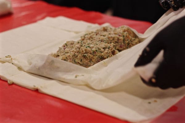 image 8 7 7 3 1 | Am Mittwoch haben wir in der Weber Grill Akademie Live! an einem Workshop teilgenommen. Als leidenschaftliche Grill-Fans war das natürlich genau das Richtige für uns. Also hieß es dann mal schnell von der Arbeit nach Hause, raus aus dem Anzug und auf nach Lindlar. casando hat dieses schöne Event organisiert. Das Geschäft können wir euch übrigens wärmstens empfehlen, da ihr hier ein Paradies für euren Garten und Balkon vorfindet.