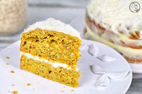 Carrot Cake mit Kokos-Topping 5 image 8 7 8 | Jeder hat wahrscheinlich so ein paar Rezepte im Repertoire, die man immer und immer wieder macht. Bei uns ist das unter anderem dieser Carrot Cake! Lecker nussig und saftig mit einer feinen Frischkäsecreme ... klingt das nicht schon einfach lecker?! Für Sascha ist die Zubereitung immer eine kleine Qual, da er dank seiner Haselnussallergie den Teig nicht naschen kann und das macht er beim Backen, wie ihr ja wisst, am liebsten :) Ihr könnt euch also denken, wenn wir solche Strapazen auf uns nehmen bei der Zubereitung, dann muss das Endergebnis einfach grandios sein. Versucht es einfach und wir sind uns sicher, ihr werdet ihn auch lieben.