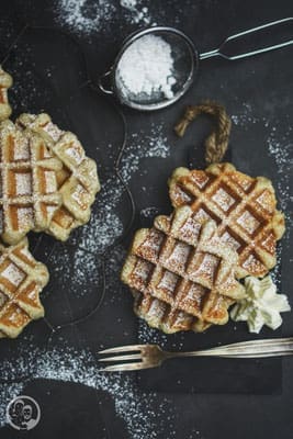 image 8 9 0 1 0 | So lange hatte sich Torsten ein Waffeleisen gewünscht, in dem man belgische Waffeln zubereiten kann ... Das geht nämlich nicht mit unserem normalen Herz-Waffeleisen. Dafür ist der Teig zu dick, da er mit Hefe angesetzt wird. Vorletztes Weihnachten war es dann ja endlich so weit und er hat eines bekommen. Aber wie das dann immer so geht,  ist der Teig für die "schnellen" Waffeln, die wir zum Beispiel mit Omas altem Rezept so gerne backen, viel fixer gemacht, als einen Teig erst einmal 1 Stunde lang gehen zu lassen ;-).