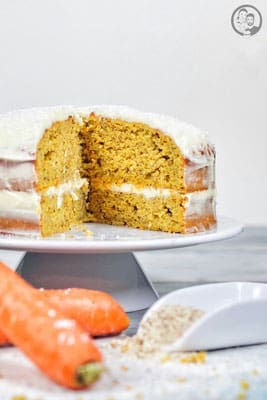 Carrot Cake mit Kokos-Topping 4 image 8 9 3 3 | Jeder hat wahrscheinlich so ein paar Rezepte im Repertoire, die man immer und immer wieder macht. Bei uns ist das unter anderem dieser Carrot Cake! Lecker nussig und saftig mit einer feinen Frischkäsecreme ... klingt das nicht schon einfach lecker?! Für Sascha ist die Zubereitung immer eine kleine Qual, da er dank seiner Haselnussallergie den Teig nicht naschen kann und das macht er beim Backen, wie ihr ja wisst, am liebsten :) Ihr könnt euch also denken, wenn wir solche Strapazen auf uns nehmen bei der Zubereitung, dann muss das Endergebnis einfach grandios sein. Versucht es einfach und wir sind uns sicher, ihr werdet ihn auch lieben.