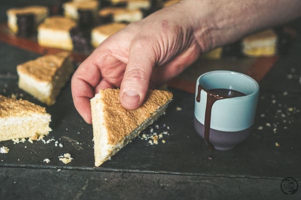 image 9 0 4 0 | Da Torsten Geburtstag hatte, haben wir letztes Wochenende für seine Kollegen einige Leckereien zubereitet. Ich glaube, da freuen die sich das ganze Jahr drauf und es wurden auch direkt ein paar Wünsche geäußert. Unsere Pizzaschnecken durften auf keinen Fall fehlen, Hackbällchen wurden auch geordert und außerdem die berühmte Donauwelle nach dem Rezept von meiner Mutter. Aber wir lassen es uns dann ja auch nicht nehmen, ebenfalls etwas noch Unbekanntes mitzubringen! Also kamen diese super leckeren Kokosecken mit hinzu und die waren der Hit im Büro.