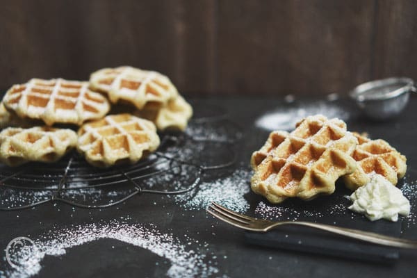 image 9 3 9 9 | So lange hatte sich Torsten ein Waffeleisen gewünscht, in dem man belgische Waffeln zubereiten kann ... Das geht nämlich nicht mit unserem normalen Herz-Waffeleisen. Dafür ist der Teig zu dick, da er mit Hefe angesetzt wird. Vorletztes Weihnachten war es dann ja endlich so weit und er hat eines bekommen. Aber wie das dann immer so geht,  ist der Teig für die "schnellen" Waffeln, die wir zum Beispiel mit Omas altem Rezept so gerne backen, viel fixer gemacht, als einen Teig erst einmal 1 Stunde lang gehen zu lassen ;-).
