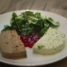 Ziegenfrischkäse-Pastete 3 image 9 4 2 | Serviert sie mit etwas Brot und gerne auch im Doppelpack mit einer Geflügelleberpastete ;-) … das würde dann so aussehen: